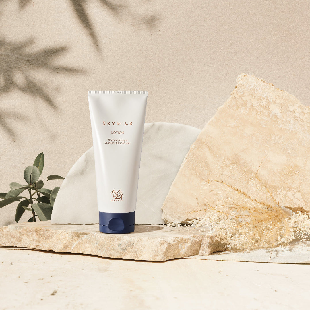 SKYMILK Lotion – textură fluidă ultra-lejeră aplicată pe piele